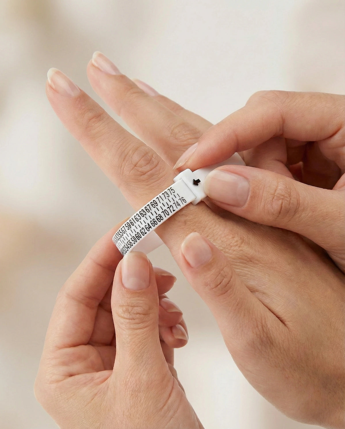 Ringmätare i form av ett band runt ett finger