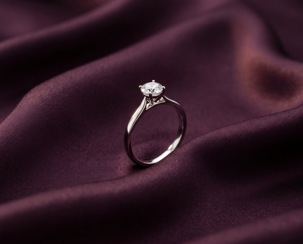 Slät ring i 18k vitguld på plommonfärgat siden