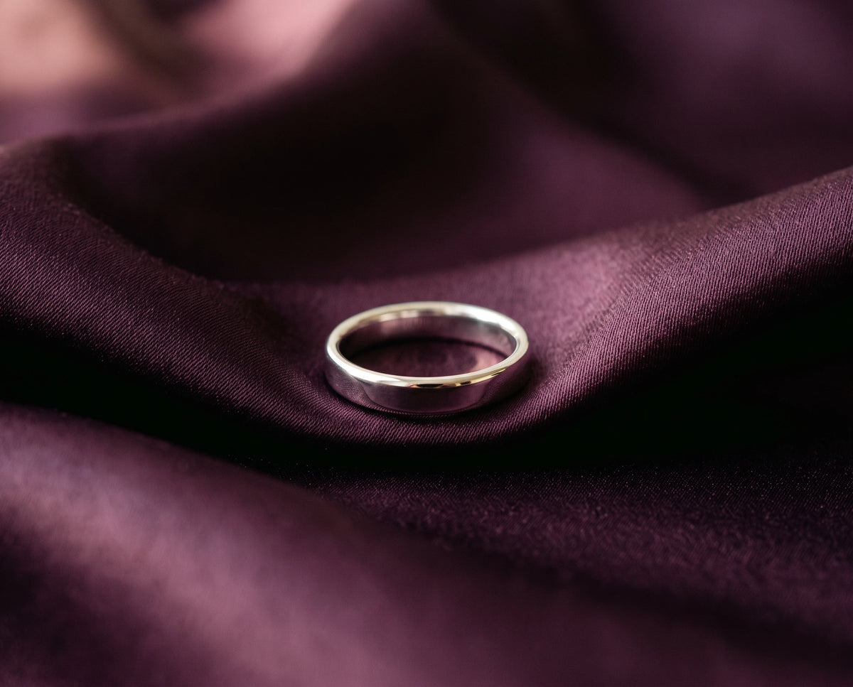 Slät ring i platina 950 på plommonfärgat siden